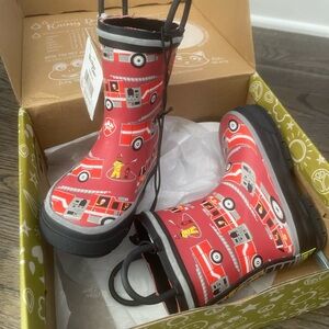 NWT Toddler fire truck themed rubber rain boots (size 6)